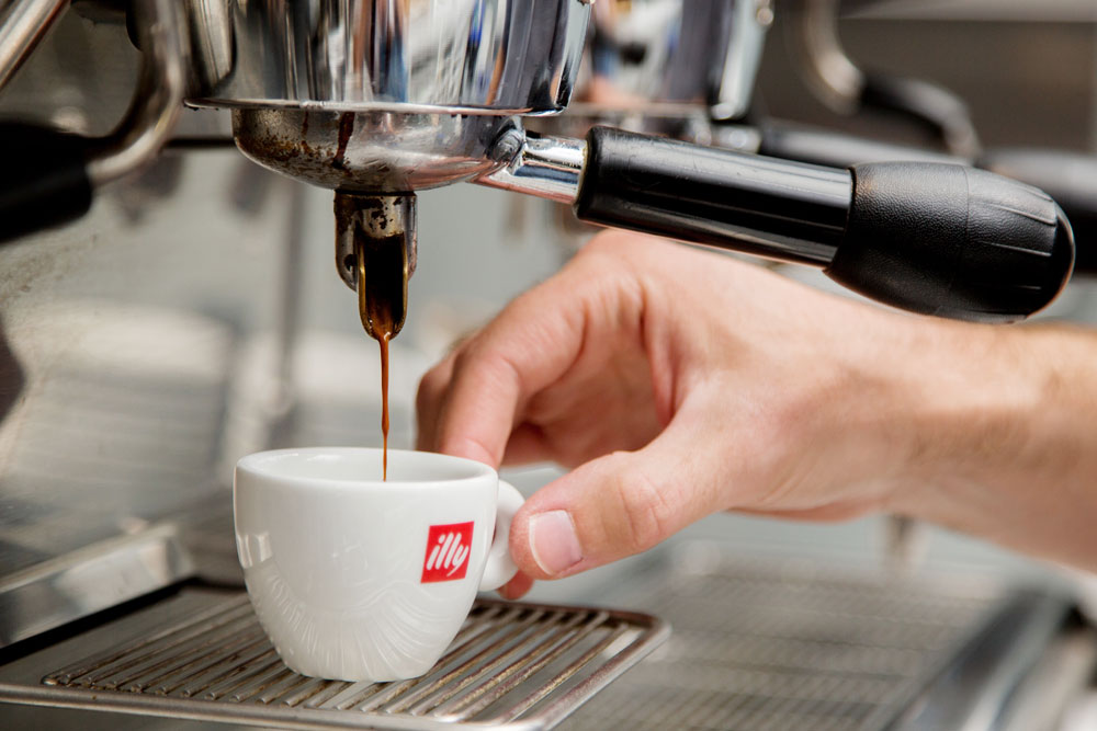 Espresso läuft aus der Siebträgermaschine in eine Tasse
